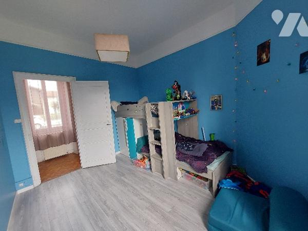 SAINT-GAUDENS, poche du centre-ville,  maison exposée sud avec jardin arboré et clôturé  de 971 m².