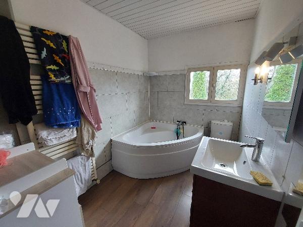 SAINT-GAUDENS, poche du centre-ville,  maison exposée sud avec jardin arboré et clôturé  de 971 m².