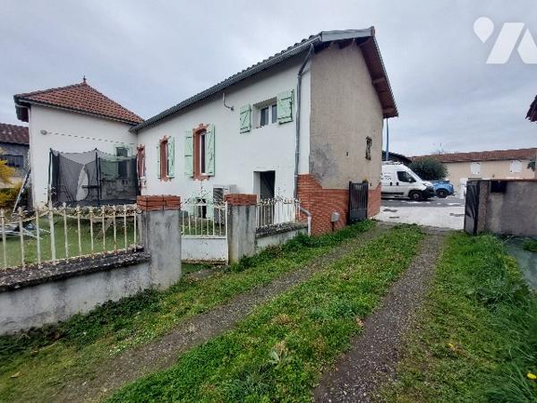 SAINT-GAUDENS, poche du centre-ville,  maison exposée sud avec jardin arboré et clôturé  de 971 m².