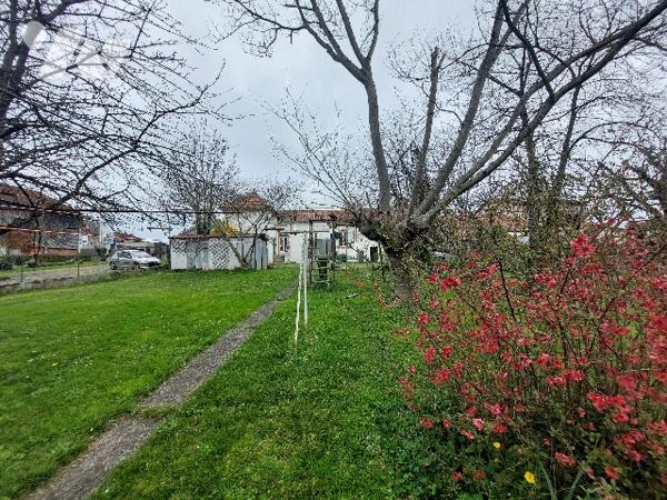 SAINT-GAUDENS, poche du centre-ville,  maison exposée sud avec jardin arboré et clôturé  de 971 m².