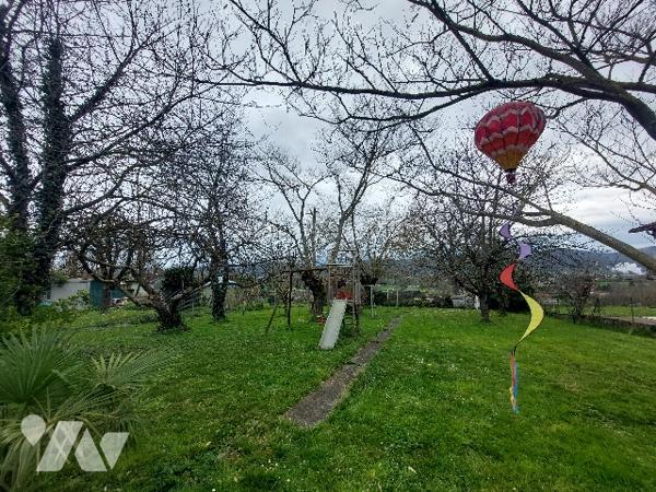 SAINT-GAUDENS, poche du centre-ville,  maison exposée sud avec jardin arboré et clôturé  de 971 m².