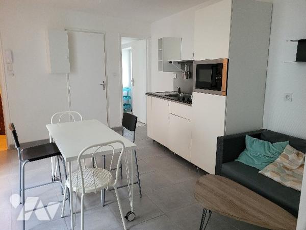 Immeuble de 4 logements et 1 local commercial