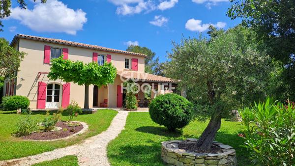Maison spacieuse à vendre à Nîmes avec piscine et jardin
