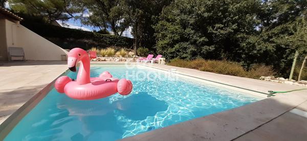 Maison spacieuse à vendre à Nîmes avec piscine et jardin