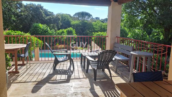 Maison spacieuse à vendre à Nîmes avec piscine et jardin