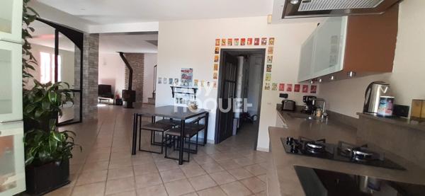 Maison spacieuse à vendre à Nîmes avec piscine et jardin
