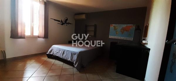 Maison spacieuse à vendre à Nîmes avec piscine et jardin