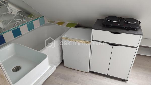 PARIS 10e – République / Canal Saint-Martin
Pied-à-terre parisien / Bureau d’appoint / Espace de stockage sécurisé

Au cœur d’un quartier vivant et recherché du 10e arrondissement, à proximité immédiate de la place de la République et du canal Saint-Martin, découvrez ce lot mansardé situé au 6e étage d'un immeuble haussmannien.

Surfaces :
Surface totale au sol : 8,81 m²
Surface privative loi Carrez : 3,01 m²

L'immeuble & la copropriété :
Immeuble haussmannien de caractère 
Copropriété sécurisée avec digicode et présence d'une gardienne
Parties communes à rafraîchir
Accès par escalier en colimaçon - sans ascenseur

Le bien :
Chambre sous combles, fenêtre mansardée au calme coté rue peu passante 
Aménagement existant : point d'eau avec vasque, baignoire et radiateur
Agencement fonctionnel permettant d'accueillir un canapé convertible (type BZ / clic-clac), une petite table murale, et une kitchenette d’appoint (meuble + plaque)
Sanitaires : WC sur le palier, utilisé de fait de manière quasi privative (les autres lots de l'étage étant équipés de sanitaires intérieurs)
Bien non soumis au DPE (surface Carrez inférieure à 9 m²)


Usages possibles :
Pied-à-terre privatif pour vos séjours parisiens, bureau de travail, atelier de création ou stockage sécurisé/archives en plein centre de Paris.
Précision réglementaire : bien non éligible à la location d'habitation à titre de résidence principale (non-respect des critères minimaux de 9 m² / 20 m³ du décret sur le logement décent).
