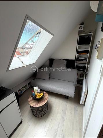 PARIS 10e – République / Canal Saint-Martin
Pied-à-terre parisien / Bureau d’appoint / Espace de stockage sécurisé

Au cœur d’un quartier vivant et recherché du 10e arrondissement, à proximité immédiate de la place de la République et du canal Saint-Martin, découvrez ce lot mansardé situé au 6e étage d'un immeuble haussmannien.

Surfaces :
Surface totale au sol : 8,81 m²
Surface privative loi Carrez : 3,01 m²

L'immeuble & la copropriété :
Immeuble haussmannien de caractère 
Copropriété sécurisée avec digicode et présence d'une gardienne
Parties communes à rafraîchir
Accès par escalier en colimaçon - sans ascenseur

Le bien :
Chambre sous combles, fenêtre mansardée au calme coté rue peu passante 
Aménagement existant : point d'eau avec vasque, baignoire et radiateur
Agencement fonctionnel permettant d'accueillir un canapé convertible (type BZ / clic-clac), une petite table murale, et une kitchenette d’appoint (meuble + plaque)
Sanitaires : WC sur le palier, utilisé de fait de manière quasi privative (les autres lots de l'étage étant équipés de sanitaires intérieurs)
Bien non soumis au DPE (surface Carrez inférieure à 9 m²)


Usages possibles :
Pied-à-terre privatif pour vos séjours parisiens, bureau de travail, atelier de création ou stockage sécurisé/archives en plein centre de Paris.
Précision réglementaire : bien non éligible à la location d'habitation à titre de résidence principale (non-respect des critères minimaux de 9 m² / 20 m³ du décret sur le logement décent).