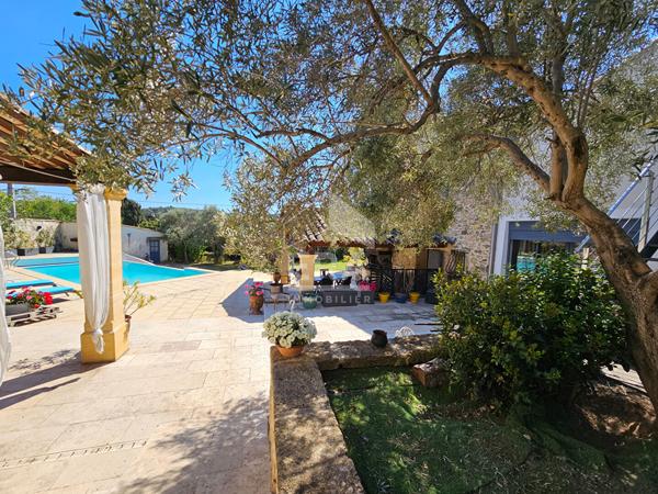 LANÇON-PROVENCE - Maison de caractère d'env. 260 m2 sur un terrain de1320m² - Piscine - Dépendances - garages