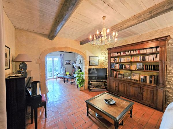 LANÇON-PROVENCE - Maison de caractère d'env. 260 m2 sur un terrain de1320m² - Piscine - Dépendances - garages