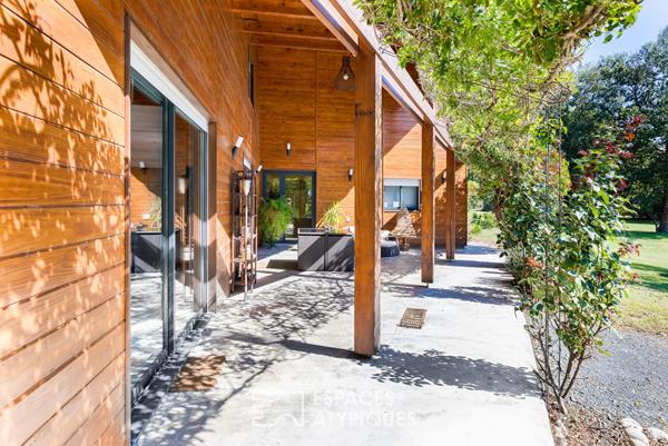 Villa contemporaine et son studio d’artiste au coeur de la nature boisée