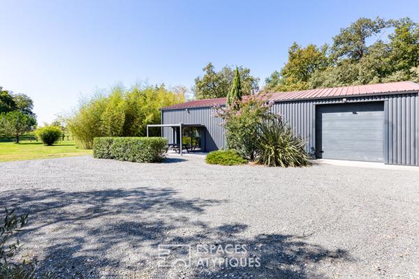 Villa contemporaine et son studio d’artiste au coeur de la nature boisée