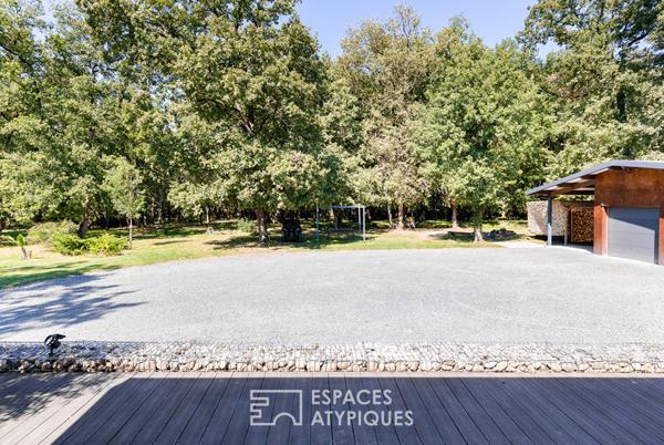 Villa contemporaine et son studio d’artiste au coeur de la nature boisée