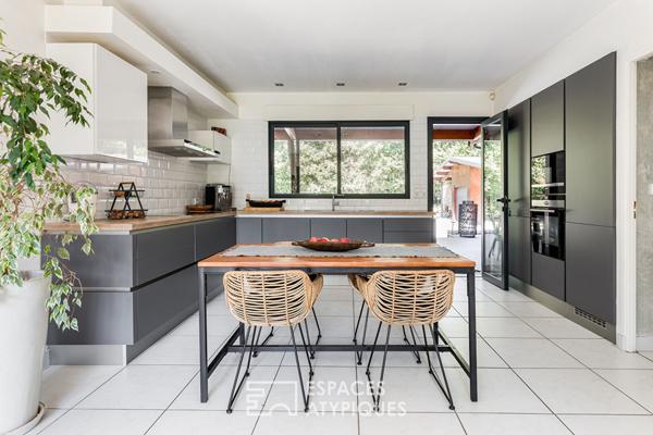 Villa contemporaine et son studio d’artiste au coeur de la nature boisée