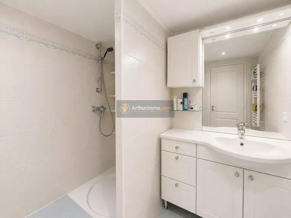Vente                                                      Appartement
                        
                     3 pièces                      66 m2                     à Saint-Raphaël