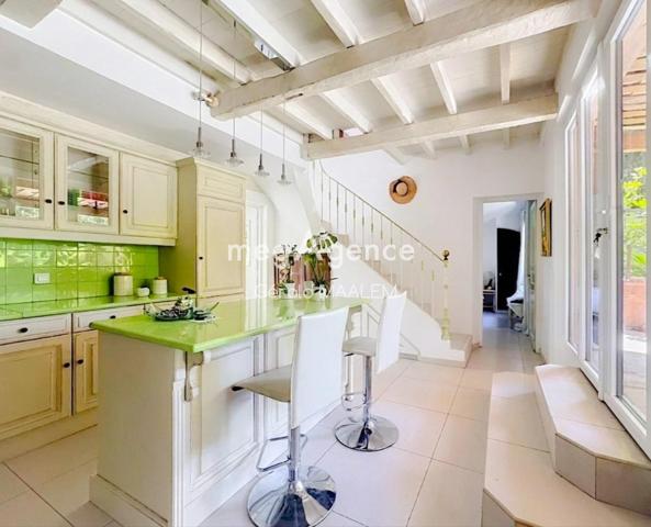 Maison à ROQUEBRUNE-SUR-ARGENS, 83520 - 6 pièces 204m²