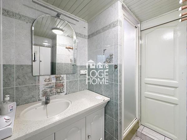 Coquette maison de village en semi plain pied offrant 2 chambres jardin garage