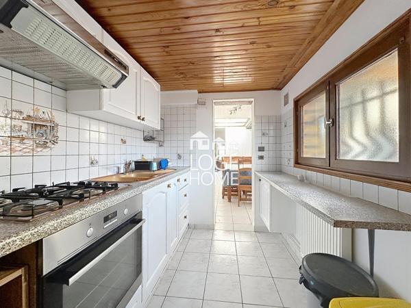 Coquette maison de village en semi plain pied offrant 2 chambres jardin garage