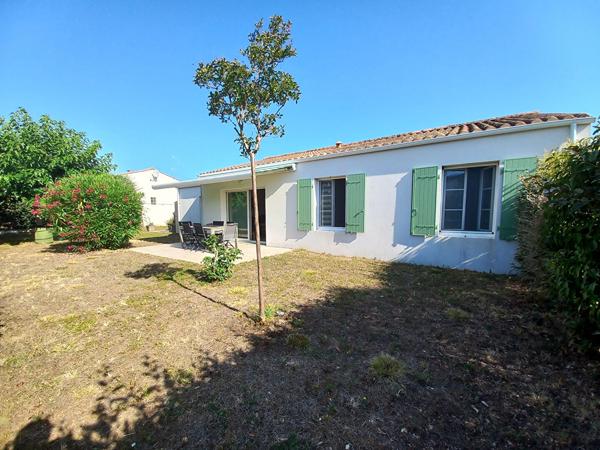 Maison récente avec garage et jardin clos dans une résidence intimiste