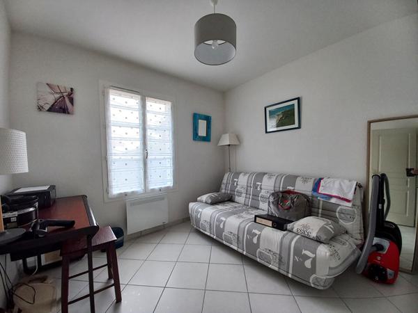 Maison récente avec garage et jardin clos dans une résidence intimiste