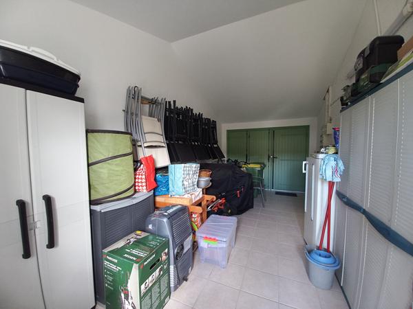 Maison récente avec garage et jardin clos dans une résidence intimiste