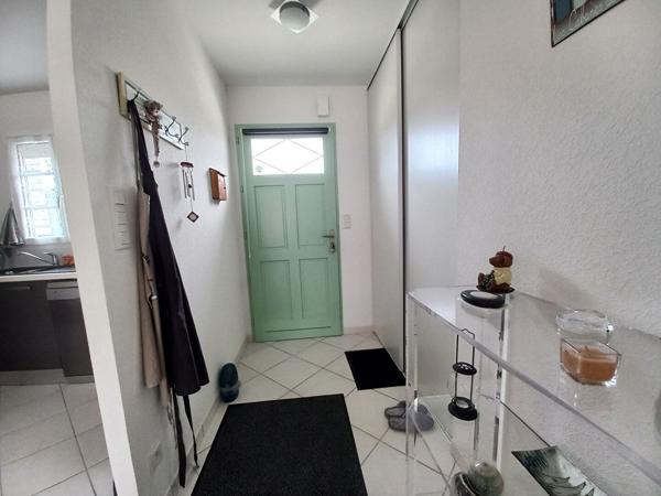 Maison récente avec garage et jardin clos dans une résidence intimiste