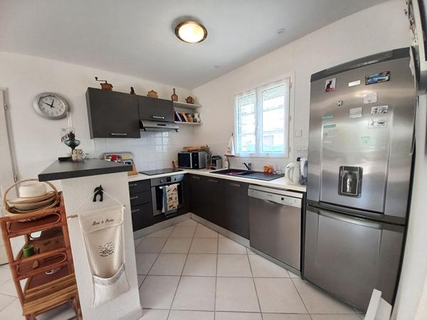 Maison récente avec garage et jardin clos dans une résidence intimiste