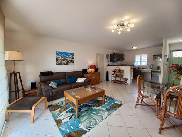 Maison récente avec garage et jardin clos dans une résidence intimiste
