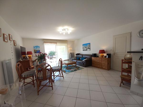 Maison récente avec garage et jardin clos dans une résidence intimiste