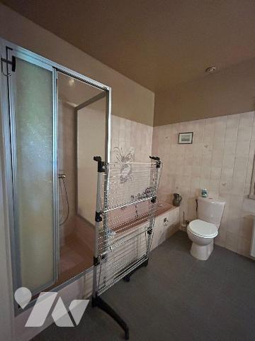 Une maison d'habitation élevée sur sous-sol total comprenant: 
Au rez-de-chaussée: vestibule, ...