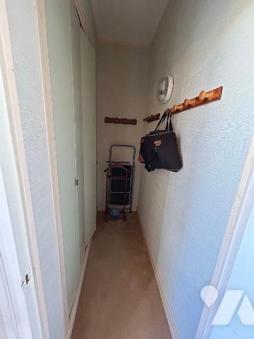 Une maison d'habitation élevée sur sous-sol total comprenant: 
Au rez-de-chaussée: vestibule, ...