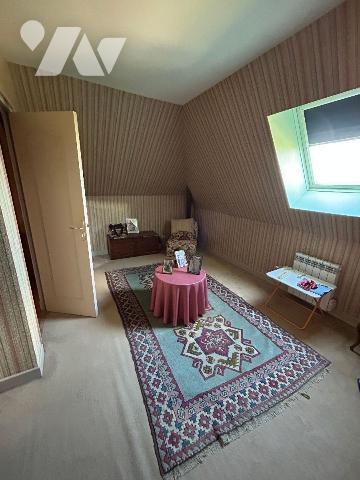 Une maison d'habitation élevée sur sous-sol total comprenant: 
Au rez-de-chaussée: vestibule, ...