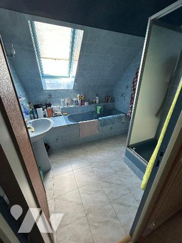 Une maison d'habitation élevée sur sous-sol total comprenant: 
Au rez-de-chaussée: vestibule, ...