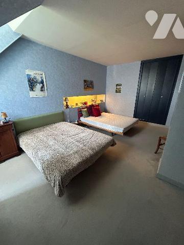 Une maison d'habitation élevée sur sous-sol total comprenant: 
Au rez-de-chaussée: vestibule, ...