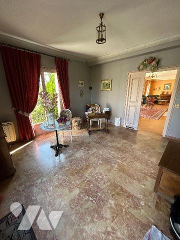 Une maison d'habitation élevée sur sous-sol total comprenant: 
Au rez-de-chaussée: vestibule, ...