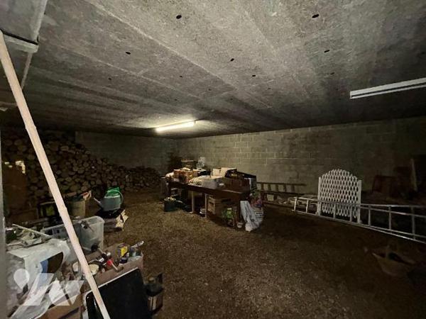 Une maison d'habitation élevée sur sous-sol total comprenant: 
Au rez-de-chaussée: vestibule, ...