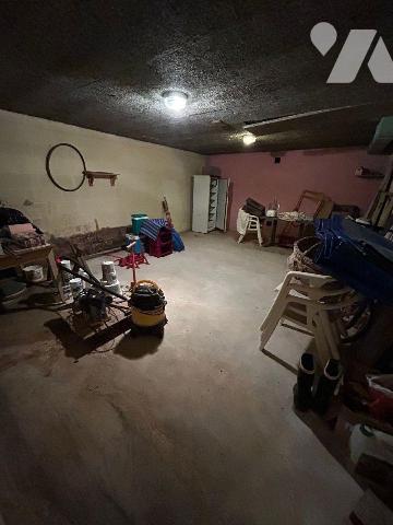 Une maison d'habitation élevée sur sous-sol total comprenant: 
Au rez-de-chaussée: vestibule, ...