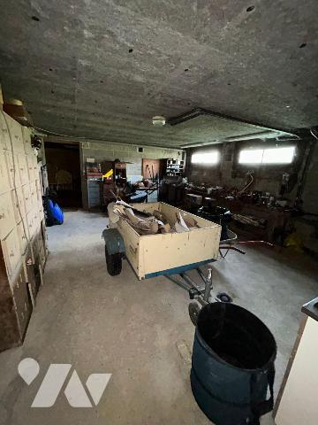 Une maison d'habitation élevée sur sous-sol total comprenant: 
Au rez-de-chaussée: vestibule, ...