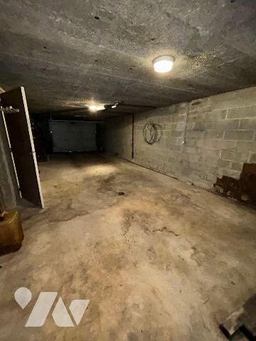 Une maison d'habitation élevée sur sous-sol total comprenant: 
Au rez-de-chaussée: vestibule, ...