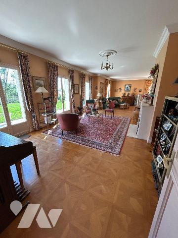 Une maison d'habitation élevée sur sous-sol total comprenant: 
Au rez-de-chaussée: vestibule, ...