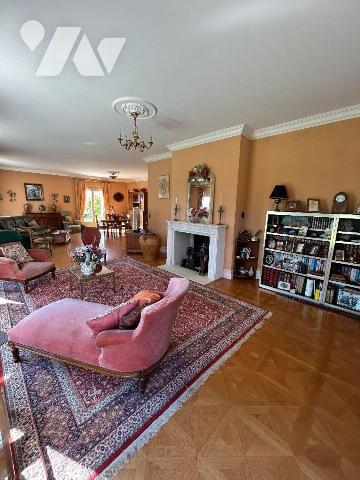 Une maison d'habitation élevée sur sous-sol total comprenant: 
Au rez-de-chaussée: vestibule, ...