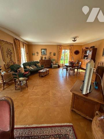 Une maison d'habitation élevée sur sous-sol total comprenant: 
Au rez-de-chaussée: vestibule, ...