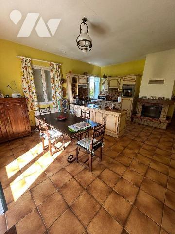 Une maison d'habitation élevée sur sous-sol total comprenant: 
Au rez-de-chaussée: vestibule, ...