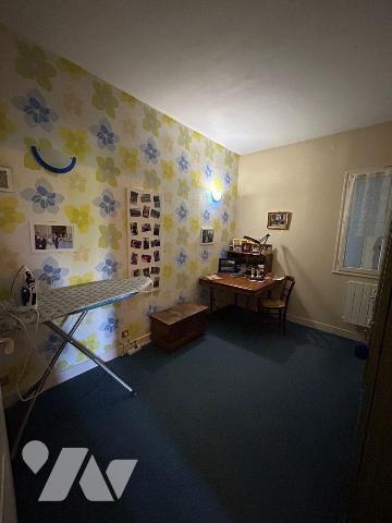 Une maison d'habitation élevée sur sous-sol total comprenant: 
Au rez-de-chaussée: vestibule, ...