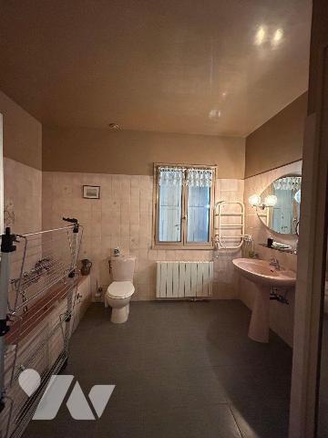 Une maison d'habitation élevée sur sous-sol total comprenant: 
Au rez-de-chaussée: vestibule, ...