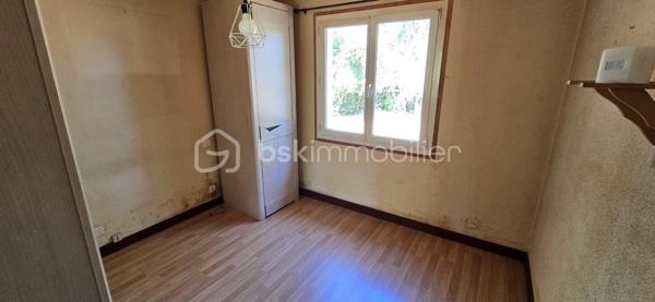 "VISITE VIRTUELLE DISPONIBLE SUR DEMANDE"
🏡 PLAIN-PIED – 3 CHAMBRES – GRANDE VÉRANDA – TERRAIN DE PRÈS DE 3 700 M²

À seulement 9 min de Josselin, 5 min du Roc-Saint-André, 15 min de Ploërmel et 30 min de Vannes, découvrez cette maison de plain-pied offrant un cadre agréable et un vaste terrain de près de 3 700 m² avec puits.

Dès l’entrée, vous découvrirez un séjour/salon de 23 m² avec cheminée, idéal pour profiter de belles soirées au coin du feu, ainsi qu’une cuisine aménagée et équipée de 9 m² attenante.

Véritable atout de la maison, la grande véranda de 27 m² prolonge agréablement l’espace de vie et permet de profiter du jardin en toute saison.

Côté nuit, la maison dispose de 3 chambres, d’une salle d’eau avec douche à l’italienne et d’un WC indépendant.

Pour compléter l’ensemble, vous bénéficierez d’un garage avec grenier, d’un carport ainsi que d’un abri de jardin, offrant de nombreux espaces de stationnement et de rangement.

À l’extérieur, le terrain de près de 3 700 m², agrémenté d’un puits, offre un bel espace pour profiter pleinement des beaux jours, créer un potager ou accueillir différents projets selon vos envies. Vous disposez aussi d'un verger..

LES ATOUTS :
✓ Maison entièrement de plain-pied
✓ 3 chambres
✓ Cheminée
✓ Véranda de 27 m²
✓ Garage avec grenier
✓ Carport et abri de jardin
✓ Terrain de près de 4 500 m²
✓ Puits
✓ Situation pratique entre Josselin et Ploërmel

Une maison fonctionnelle offrant de beaux espaces intérieurs et extérieurs, à découvrir rapidement !

A prévoir, rafraichissement total et mise aux normes de l'assainissement

Contactez-moi pour plus d’informations et organiser une visite.