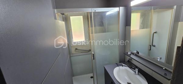 "VISITE VIRTUELLE DISPONIBLE SUR DEMANDE"
🏡 PLAIN-PIED – 3 CHAMBRES – GRANDE VÉRANDA – TERRAIN DE PRÈS DE 3 700 M²

À seulement 9 min de Josselin, 5 min du Roc-Saint-André, 15 min de Ploërmel et 30 min de Vannes, découvrez cette maison de plain-pied offrant un cadre agréable et un vaste terrain de près de 3 700 m² avec puits.

Dès l’entrée, vous découvrirez un séjour/salon de 23 m² avec cheminée, idéal pour profiter de belles soirées au coin du feu, ainsi qu’une cuisine aménagée et équipée de 9 m² attenante.

Véritable atout de la maison, la grande véranda de 27 m² prolonge agréablement l’espace de vie et permet de profiter du jardin en toute saison.

Côté nuit, la maison dispose de 3 chambres, d’une salle d’eau avec douche à l’italienne et d’un WC indépendant.

Pour compléter l’ensemble, vous bénéficierez d’un garage avec grenier, d’un carport ainsi que d’un abri de jardin, offrant de nombreux espaces de stationnement et de rangement.

À l’extérieur, le terrain de près de 3 700 m², agrémenté d’un puits, offre un bel espace pour profiter pleinement des beaux jours, créer un potager ou accueillir différents projets selon vos envies. Vous disposez aussi d'un verger..

LES ATOUTS :
✓ Maison entièrement de plain-pied
✓ 3 chambres
✓ Cheminée
✓ Véranda de 27 m²
✓ Garage avec grenier
✓ Carport et abri de jardin
✓ Terrain de près de 4 500 m²
✓ Puits
✓ Situation pratique entre Josselin et Ploërmel

Une maison fonctionnelle offrant de beaux espaces intérieurs et extérieurs, à découvrir rapidement !

A prévoir, rafraichissement total et mise aux normes de l'assainissement

Contactez-moi pour plus d’informations et organiser une visite.