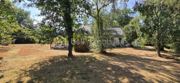 "VISITE VIRTUELLE DISPONIBLE SUR DEMANDE"
🏡 PLAIN-PIED – 3 CHAMBRES – GRANDE VÉRANDA – TERRAIN DE PRÈS DE 3 700 M²

À seulement 9 min de Josselin, 5 min du Roc-Saint-André, 15 min de Ploërmel et 30 min de Vannes, découvrez cette maison de plain-pied offrant un cadre agréable et un vaste terrain de près de 3 700 m² avec puits.

Dès l’entrée, vous découvrirez un séjour/salon de 23 m² avec cheminée, idéal pour profiter de belles soirées au coin du feu, ainsi qu’une cuisine aménagée et équipée de 9 m² attenante.

Véritable atout de la maison, la grande véranda de 27 m² prolonge agréablement l’espace de vie et permet de profiter du jardin en toute saison.

Côté nuit, la maison dispose de 3 chambres, d’une salle d’eau avec douche à l’italienne et d’un WC indépendant.

Pour compléter l’ensemble, vous bénéficierez d’un garage avec grenier, d’un carport ainsi que d’un abri de jardin, offrant de nombreux espaces de stationnement et de rangement.

À l’extérieur, le terrain de près de 3 700 m², agrémenté d’un puits, offre un bel espace pour profiter pleinement des beaux jours, créer un potager ou accueillir différents projets selon vos envies. Vous disposez aussi d'un verger..

LES ATOUTS :
✓ Maison entièrement de plain-pied
✓ 3 chambres
✓ Cheminée
✓ Véranda de 27 m²
✓ Garage avec grenier
✓ Carport et abri de jardin
✓ Terrain de près de 4 500 m²
✓ Puits
✓ Situation pratique entre Josselin et Ploërmel

Une maison fonctionnelle offrant de beaux espaces intérieurs et extérieurs, à découvrir rapidement !

A prévoir, rafraichissement total et mise aux normes de l'assainissement

Contactez-moi pour plus d’informations et organiser une visite.
