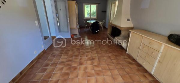 "VISITE VIRTUELLE DISPONIBLE SUR DEMANDE"
🏡 PLAIN-PIED – 3 CHAMBRES – GRANDE VÉRANDA – TERRAIN DE PRÈS DE 3 700 M²

À seulement 9 min de Josselin, 5 min du Roc-Saint-André, 15 min de Ploërmel et 30 min de Vannes, découvrez cette maison de plain-pied offrant un cadre agréable et un vaste terrain de près de 3 700 m² avec puits.

Dès l’entrée, vous découvrirez un séjour/salon de 23 m² avec cheminée, idéal pour profiter de belles soirées au coin du feu, ainsi qu’une cuisine aménagée et équipée de 9 m² attenante.

Véritable atout de la maison, la grande véranda de 27 m² prolonge agréablement l’espace de vie et permet de profiter du jardin en toute saison.

Côté nuit, la maison dispose de 3 chambres, d’une salle d’eau avec douche à l’italienne et d’un WC indépendant.

Pour compléter l’ensemble, vous bénéficierez d’un garage avec grenier, d’un carport ainsi que d’un abri de jardin, offrant de nombreux espaces de stationnement et de rangement.

À l’extérieur, le terrain de près de 3 700 m², agrémenté d’un puits, offre un bel espace pour profiter pleinement des beaux jours, créer un potager ou accueillir différents projets selon vos envies. Vous disposez aussi d'un verger..

LES ATOUTS :
✓ Maison entièrement de plain-pied
✓ 3 chambres
✓ Cheminée
✓ Véranda de 27 m²
✓ Garage avec grenier
✓ Carport et abri de jardin
✓ Terrain de près de 4 500 m²
✓ Puits
✓ Situation pratique entre Josselin et Ploërmel

Une maison fonctionnelle offrant de beaux espaces intérieurs et extérieurs, à découvrir rapidement !

A prévoir, rafraichissement total et mise aux normes de l'assainissement

Contactez-moi pour plus d’informations et organiser une visite.